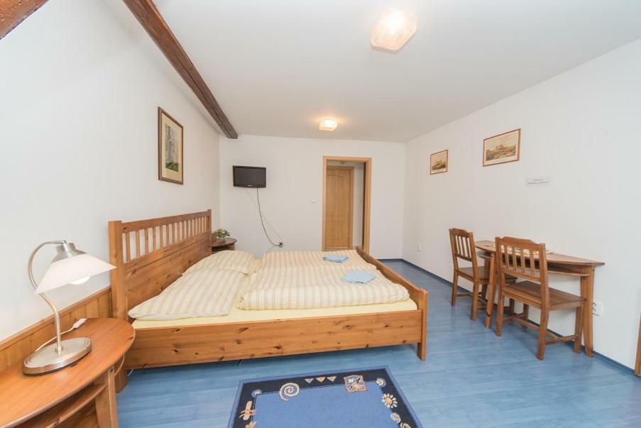 Pension U Kostela Cesky Brod Buitenkant foto