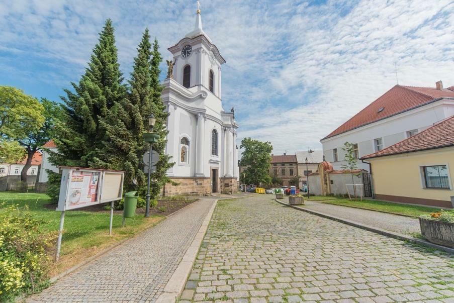 Pension U Kostela Cesky Brod Buitenkant foto