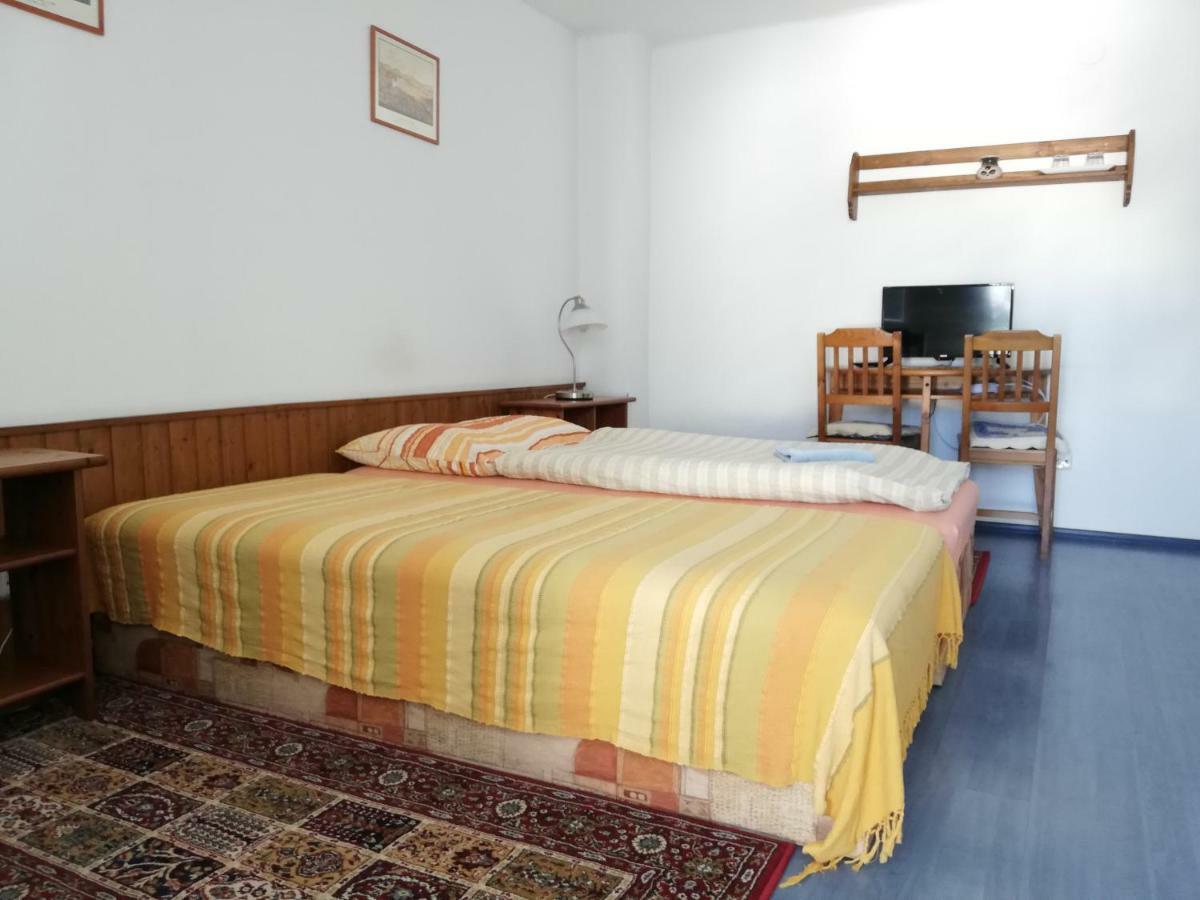 Pension U Kostela Cesky Brod Buitenkant foto