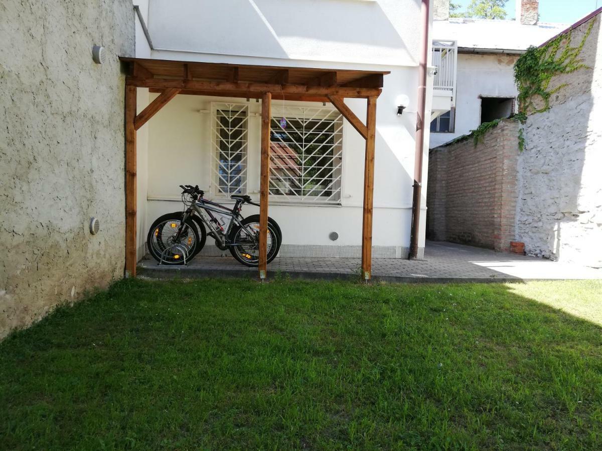 Pension U Kostela Cesky Brod Buitenkant foto